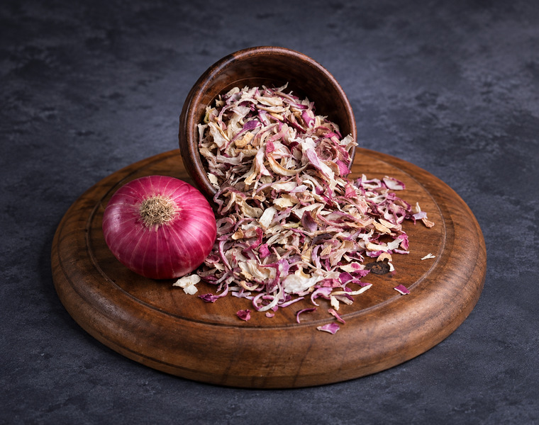 Dehydrated red onion flakes